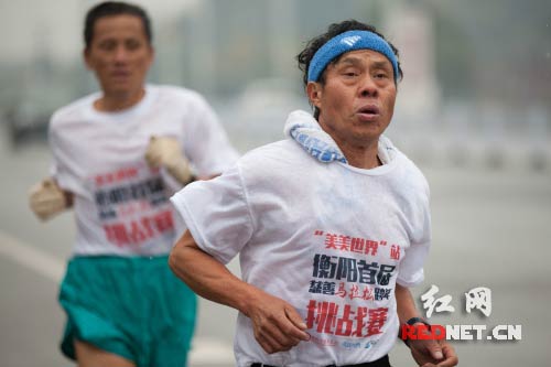两名老人参加衡阳市慈善马拉松比赛。