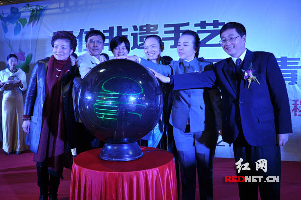 湖南省文化厅党组书记、厅长李晖[右三]和有关人士共同启动“釉下五彩陶瓷艺术家天使成长计划”。