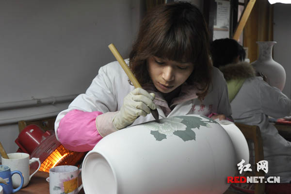 目前,很多青年艺术家要么受制于经纪机构,要么在夹缝中苦苦求生,成长之路充满荆棘坎坷。