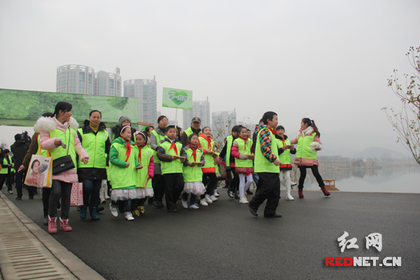 1000多个长沙幸福家庭陪伴最亲爱的人，以西湖文化园为湖光山色背景，一起向幸福出发，感受西湖文化园的迷人风景。