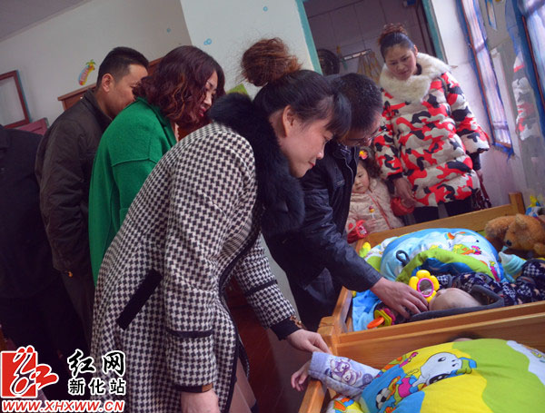 爱心志愿者为新化县福利院捐赠物资