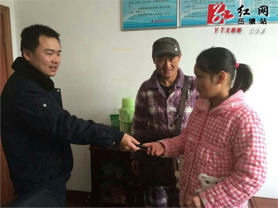 岳塘区市容环境志愿者上班拾金不昧，传递正能量