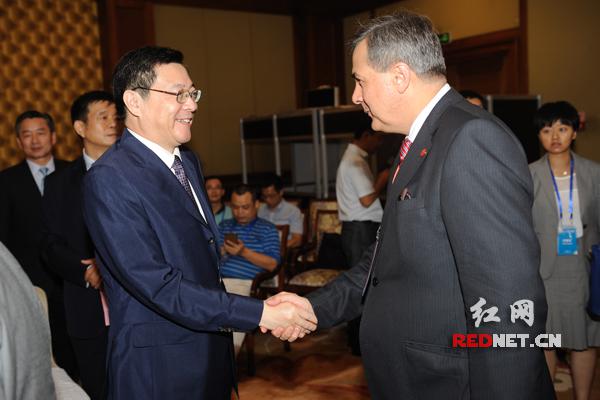 9月12日，杜家毫（前左一）会见出席第八届中国—拉美企业家高峰会的拉美各国嘉宾。