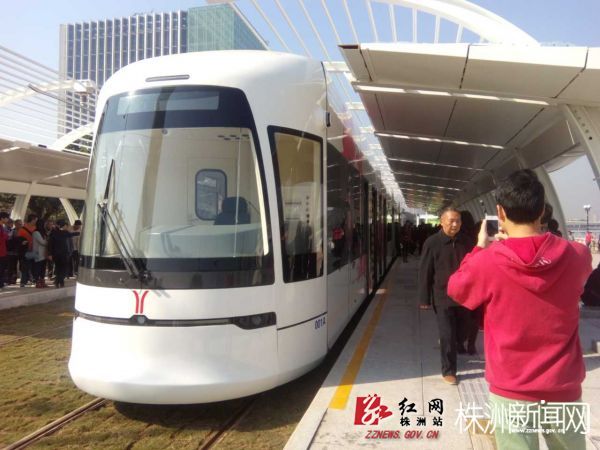 世界首列储能式100͎地板有轨电车广州开通试乘