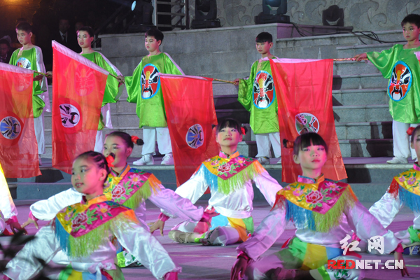 少儿戏曲舞蹈《梨园俏妞妞》，获得市民们连连喝彩。