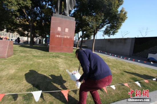 上海民众自发为踩踏事件逝者献花 登高为伤者祈福