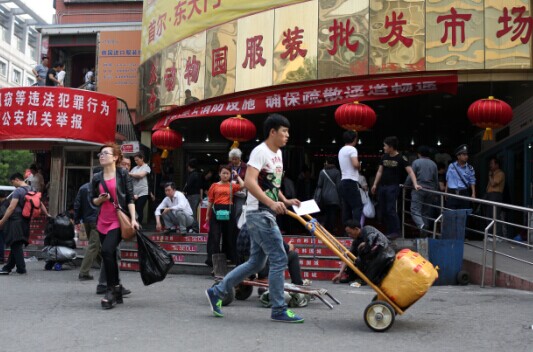 目前，京津冀三省市正在联合规划，北京筹划产业和企业外迁，天津、河北多地则正在做承接准备。
