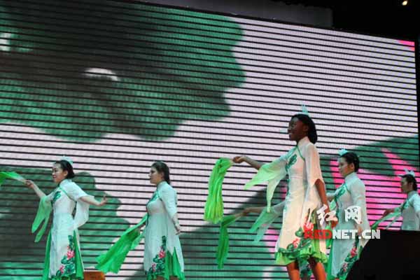 中南大学“异国少女”身着中国传统服饰翩翩起舞。