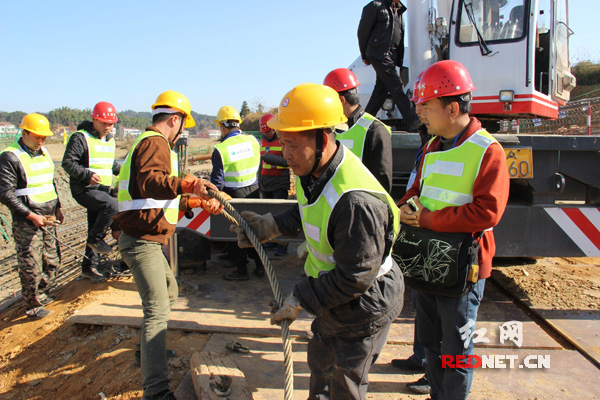 益娄高速6标工人在桩基台施工。