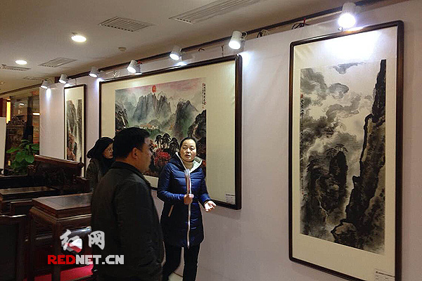 王金星台历画展在晚安中国红木馆展出，引起社会各界人士关注和到场观摩。