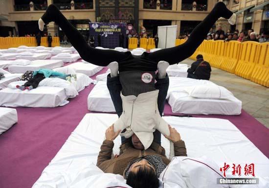 武汉闹市举行“奇葩睡姿大赛” 选手各显身手(图)