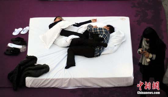 武汉闹市举行“奇葩睡姿大赛” 选手各显身手(图)