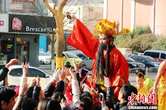 郑州一金店老板扮财神送珠宝市民围堵要黄金