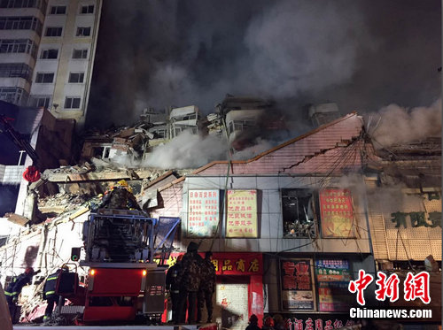 哈尔滨仓库大火致多名消防战士被埋已有人员伤亡(图)
