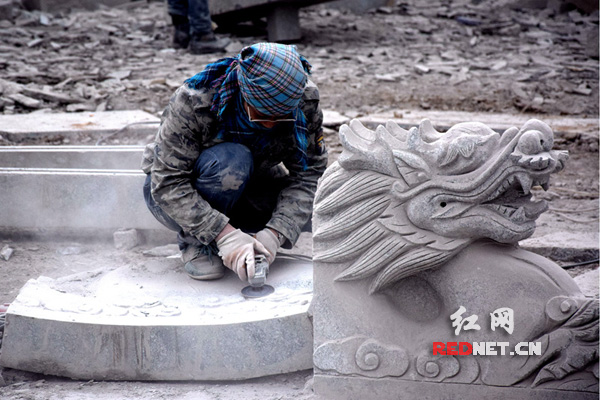 石雕艺人在雕刻石龙