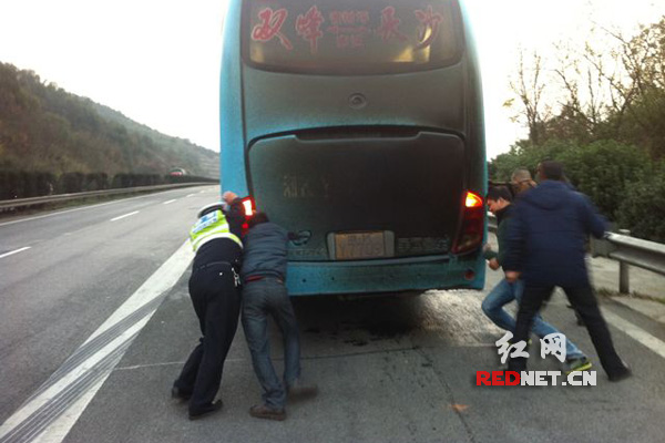 高速交警与乘客齐心协力排险情