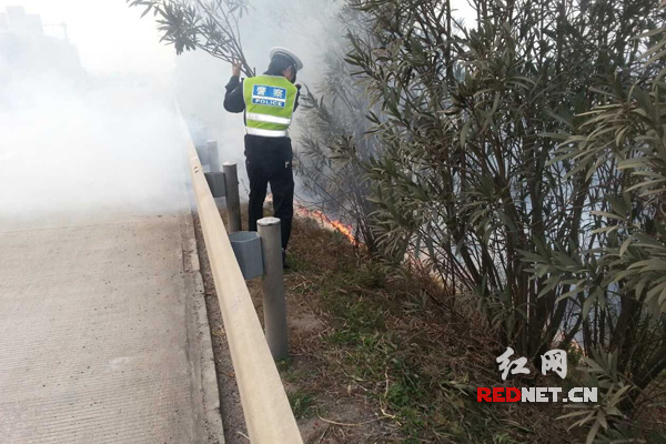 为避免火势蔓延，高速交警对易燃物进行隔离