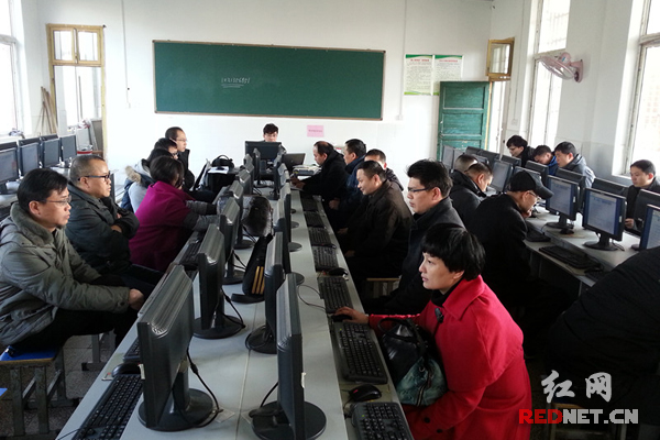 资兴国税的业务骨干参加税务查询分析系统软件培训。