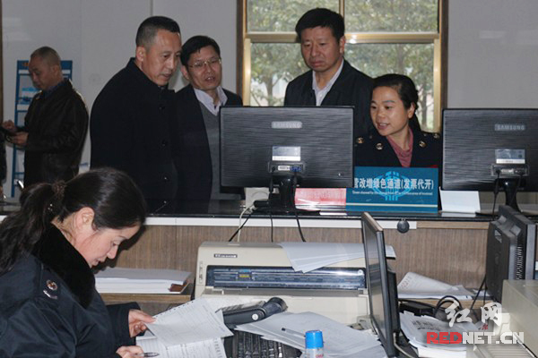 衡阳县委书记王洪斌（右二）在窗口视察纳税服务工作。