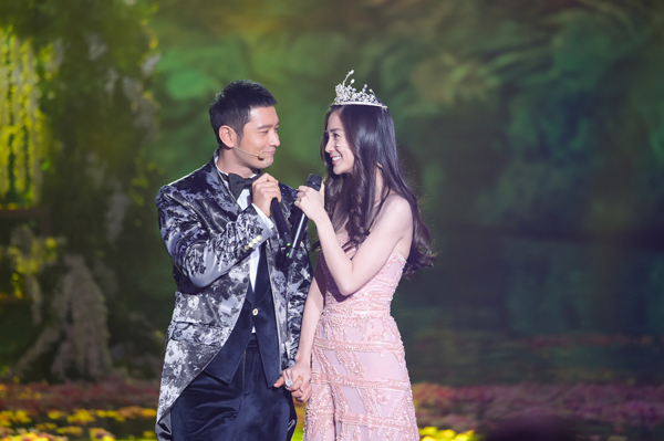 黄晓明和baby默契对视