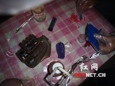 缴获的麻古和吸毒工具