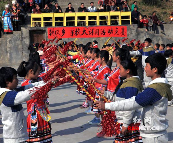 (铜钱棍舞) 红网绥宁1月6日讯(通讯员 杨萍 龙宪智 孙芳华)近日,湖南省绥宁县朝仪侗族乡学校举办了全校铜钱棍舞大课间比赛。该校创新大课间体育活动,将大课间活动与当地民族民俗节目有机结合,创设了打铜钱大课间,深受学生欢迎。 打铜钱,是侗族人民在长期的劳动生活中自编自演的、即兴发挥的一种民间舞蹈,以两人或多人手握铜钱棍载歌载舞,舞时棍中铜钱碰击声响亮,节奏分明,热情欢快,动作干练,表现了人们喜庆丰收、向往美好生活的情感。《打铜钱》主要流传于绥宁县东山、鹅公、朝仪、寨市、乐安、枫木团等