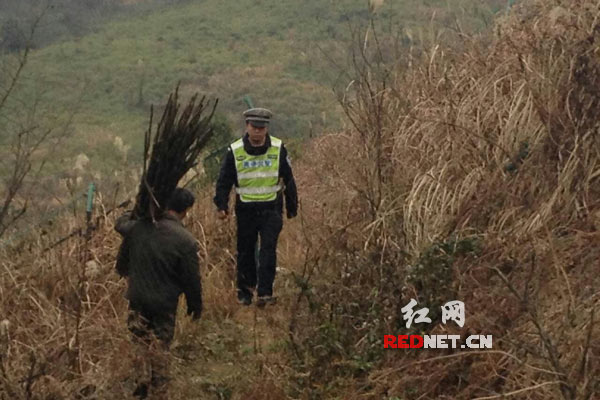 民警及时护送劝离