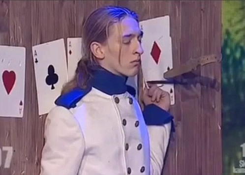 史上最差刀客：男子掷飞刀未命中目标反伤助手