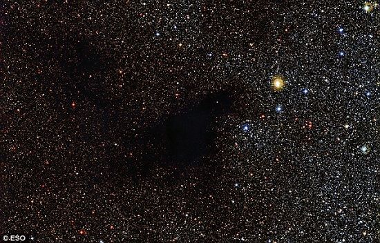 宇宙巨型暗星云图：璀璨星空似被“扯掉一块”（图）