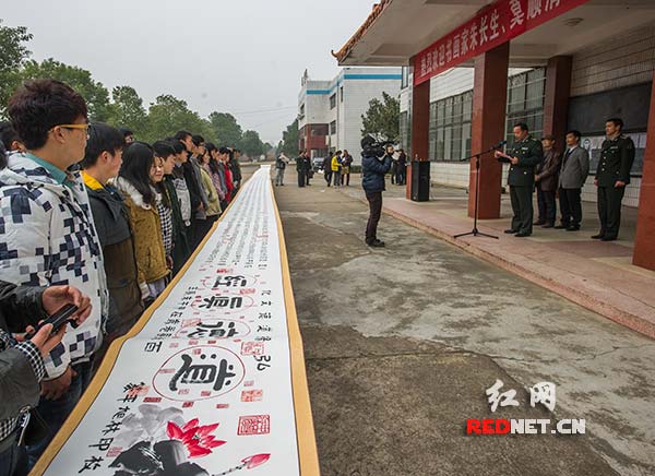 1月9日，湖南师范学院人民武装学院的师生们在观看湖南书法家朱长生、篆刻家林旭平和女画家莫顺清共同创作的百米书法长卷《道德经》。