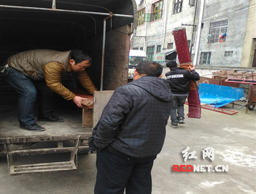 整治人员在拆除改装装置，消除安全隐患。