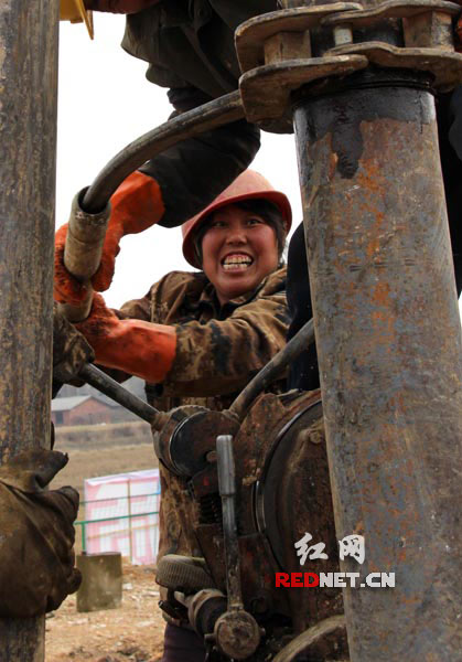 工人在用机械触探桩基地质。
