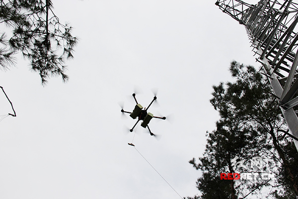 益阳电力首次成功实施无人机跨越架线,可有效缩短农网施工作业时间。