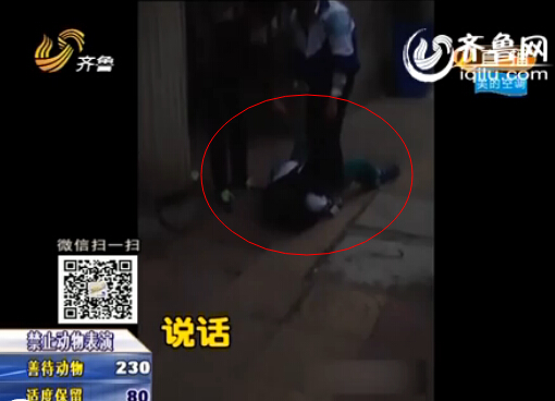 被打的孩子躺在地上