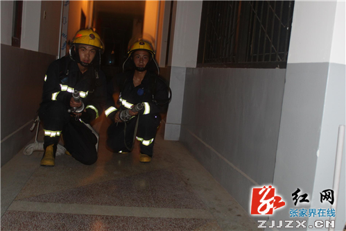 武陵源区皇廷酒店火灾“突发” 消防官兵紧急驰援