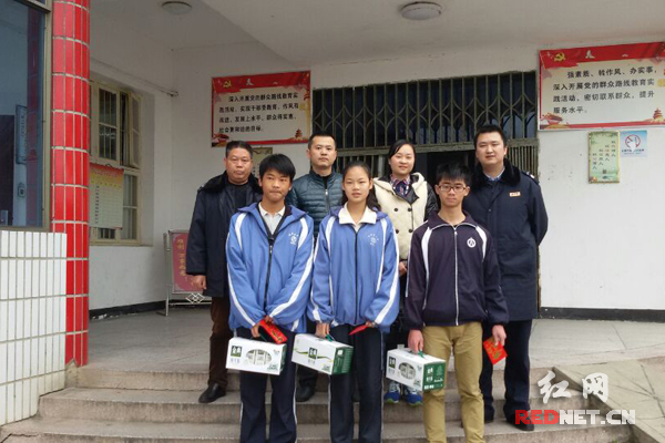 湘潭县地税局团委与学生合影。