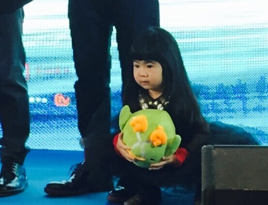 姐姐抱哪鹅