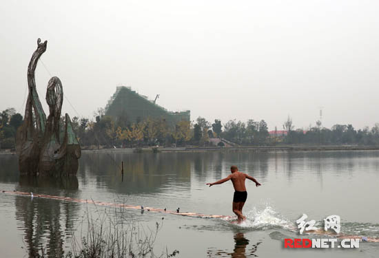 在梅溪湖的浮萍上，已有市民尝试挑战水上漂。