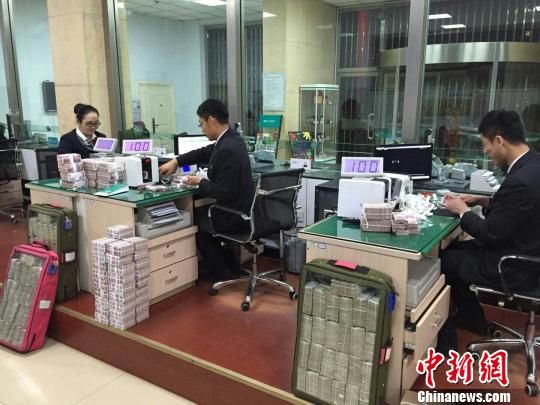 银行工作人员加班加点清点钞票