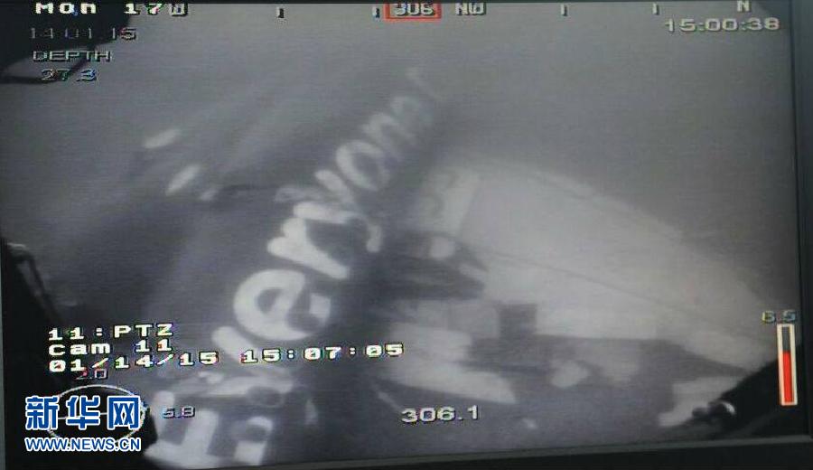 　　 这是1月14日新加坡国防部长黄永宏在其社交网站上传的亚航失事航班QZ8501机身照片。当日，新加坡国防部长黄永宏说，参与亚航失事航班搜救行动的一艘新加坡军舰发现了失事客机的机身。 新华社发