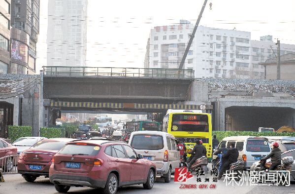昨日下午5时，涵洞附近车辆拥堵 记者 汪成 摄
