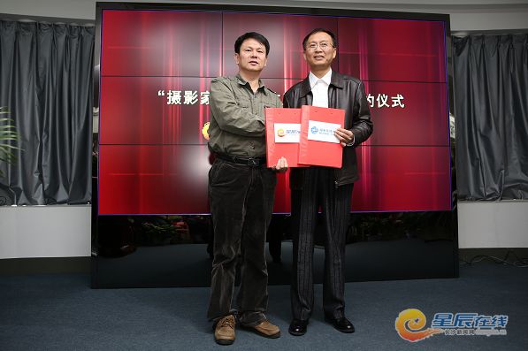 活动现场，星辰在线与省有线电视集团新媒体融合项目“摄影家”举行签约仪式。“摄影家”是一个星辰在线网站与各摄影协会、摄影机构联手共同打造的摄影图片平台。