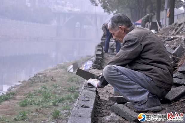 邵水西路施工人员正在修建护栏