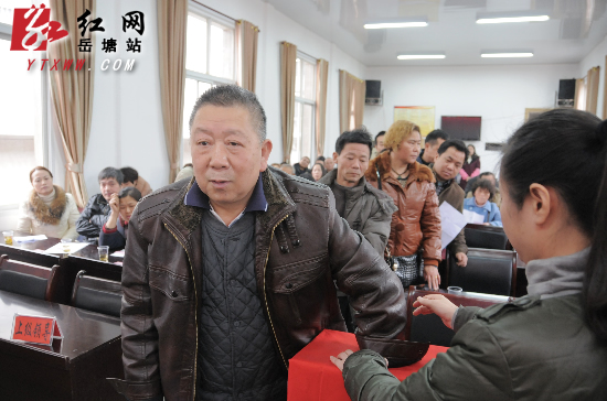 “终于有了家” 岳塘区困难户抽签住进电梯房