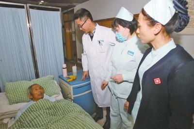 77岁老人病愈后医院“赖床” 怕出院没人照顾