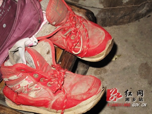 摸黑步行20里 湘乡山区留守儿童艰辛上学路(组