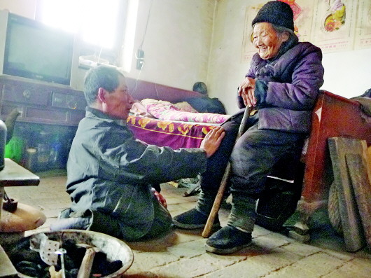 52岁瘫儿双手爬行侍奉九旬老母(图)