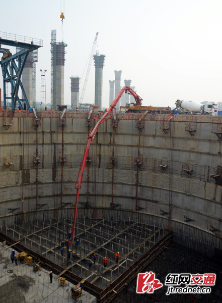 大岳高速洞庭湖大桥是杭瑞国家高速公路临湘至岳阳段的控制性工程，大桥全长2.39公里，双向六车道，设计时速为100公里，是目前世界第七、国内第三的大跨径悬索桥。目前，大桥锚碇基坑封底已全部完成，已经开始塔柱施工，大桥计划2017年10月建成通车。