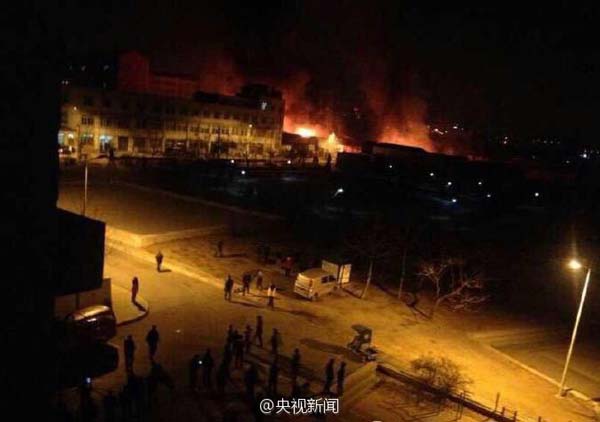 民众被疏散到室外