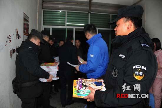 成功捣毁地下“六合彩”收单窝点8个，现场缴获当期投注款1000多元、码书100余本以及码单若干。